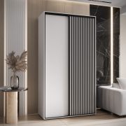 Armoire à portes coulissantes blanche Tharo 235,2 x 140 x 45 cm | Poignée en métal noir | Grand volume de rangement | Gain de place | Style moderne