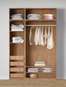 Armoire ouverte / 4 tiroirs intérieurs / Couleur : Chêne Puccini / 7 compartiments / 1 tringle à vêtements / Dimensions : 154 x 55 x 234 cm / Design universel / 4 étagères en bois