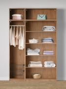 Armoire ouverte / 2 paniers à linge / Couleur : Chêne Puccini / 7 compartiments / 1 tringle à vêtements / Dimensions : 154 x 55 x 234 cm / Design universel / 4 étagères en bois