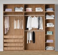 Armoire ouverte / 3 tringles à vêtements / Couleur : Chêne Puccini / 4 tiroirs intérieurs / 8 compartiments / Dimensions : 256,5 x 55 x 234 cm / 4 étagères en bois / Pour dressing-room