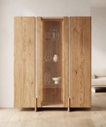 Vitrine / Couleur : chêne naturel / Bois massif / Chêne huilé / Pierre de travertin / Éclairage LED inclus / Panneau arrière : HDF / 120 x 41 x 140 cm