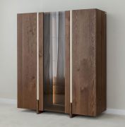 Vitrine / Couleur : Tabacco / 3 portes / Bois massif / Chêne huilé / Pierre de travertin / Éclairage LED inclus / 12 compartiments / 120 x 41 x 140 cm
