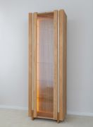 Vitrine / Couleur : chêne naturel / Bois massif / Chêne huilé / Pierre de travertin / Éclairage LED inclus / 68 x 41 x 206 cm / Panneau arrière : HDF