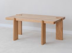 Table basse / Couleur : chêne naturel / Bois massif / Chêne huilé / Pierre de travertin / 102 x 60 x 41,5 cm / Pieds robustes / Style minimaliste