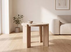 Table basse / Couleur : chêne blanchi / Bois massif / Chêne huilé / Plateau en travertin / 66 x 66 x 47 cm / Pieds robustes / Style minimaliste