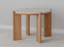 Table basse / Couleur : chêne naturel / Bois massif / Chêne huilé / Plateau en travertin / 66 x 66 x 47 cm / Pieds robustes / Style minimaliste