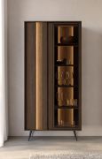 Vitrine / Couleur : Chêne Dunin / Éclairage LED inclus / Fonction Pus-to-open / 10 compartiments / 94 x 40 x 196 cm / Fonction Soft-Close / Pieds métalliques fins
