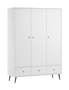 Chambre de bébé - Armoire / Couleur : blanc / Chambre d'enfant / Poignées & pieds : Noir / moderne / 3 portes / 3 tiroirs / Soft-Close / Dimensions : 133 x 50 x 185 cm