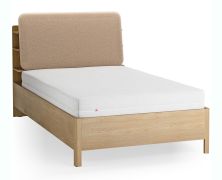 Lit simple / Couleur : Chêne / Taupe / Appuie-tête rembourré / Quatre étagères ouvertes / Bac derrière le dossier / 120 x 200 cm / Sommier à lattes inclus