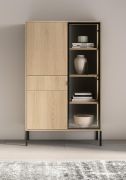 Vitrine / Couleur : Chêne Lindberg / Pieds en métal / 1 tiroir / Verre graphite trempé / Éclairage LED inclus / 7 compartiments / Fonction push-to-open / 92 x 40 x 150 cm