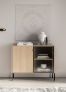 Commode / Petite / Couleur : Chêne Lindberg / 1 porte en verre avec cadre en aluminium / 4 compartiments / Éclairage LED inclus / Fonction push-to-open / 107 x 40 x 86 cm / Pieds : Métal