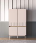 Commode haute / Commode Humboldt 04 / 4 portes / Couleur : Chêne Cremona / Cachemire / Dimensions : 92 x 40 x 156 cm / Pieds : Métal / Fermeture en douceur / Chants en ABS