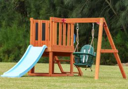 Tour de jeux Camp de la jungle | 202 × 215 × 116 cm | bois de cèdre | avec tableau à craie, table et mur d’escalade | toboggan | balançoire pour tout-petits | boulons résistants à la rupture