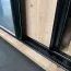 Armoire à portes coulissantes Mina 110 cm | Finition blanc et chêne | Poignées en métal noir | Lamelles décoratives noires