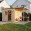 Abri de jardin en éléments de 19 mm / 3,84 x 2,39 mètres / Abri de jardin avec toit rapporté / Naturel / Abri de jardin / Plancher inclus / Toit plat / Mayence 04 / Porte encadrée de bois massif avec fenêtres