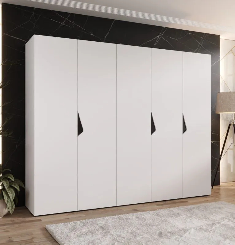 Armoire / 5 portes / Couleur : Blanc / 2,5 mètres de large / Poignées : Noir / 3 tringles à vêtements / 3 compartiments / Dimensions : 250 x 52 x 202 cm / Protection des bords ABS