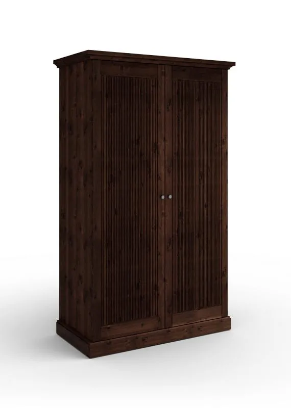 Penderie / Armoire à portes battantes / Pin finlandais massif / Veinage naturel / Couleur : Tabacco / Style à la fois classique et moderne / Dimensions : 212,5 x 129 x 63 cm