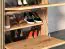 Armoire à chaussures Lautela 04, Couleur : Chêne / Noir - Dimensions : 91 x 60 x 34 cm (h x l x p), avec 1 tiroir, 2 portes et 4 compartiments