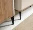 Commode | 3 portes | Système Push-to-open | 3 tiroirs avec système Soft Close | Noyer/Cachemire | 180 x 40 x 81 cm | Pieds en métal | Chants ABS | 6 compartiments | Belladere 05