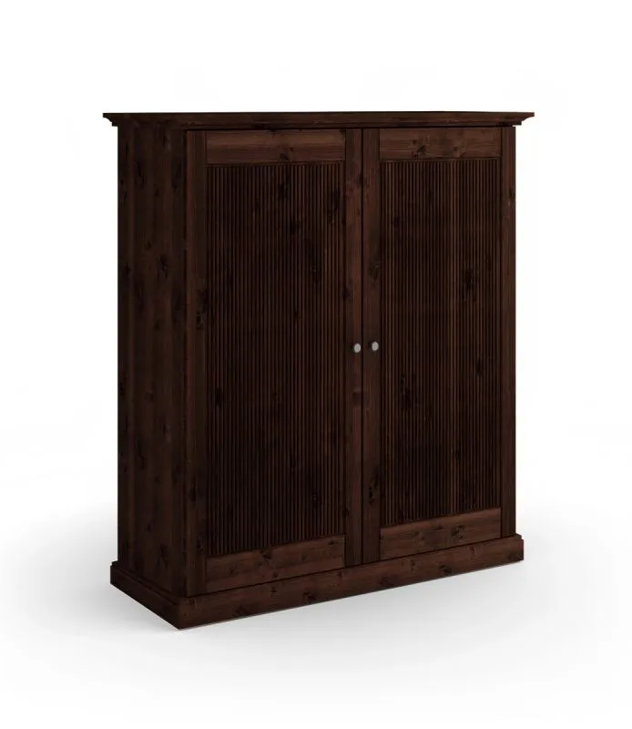 Armoire / Pin finlandais massif / Couleur : Tabacco / Poignées : Argent vieilli / Dimensions : 147 x 129 x 54 cm / Deux portes / Robuste / Veinage naturel
