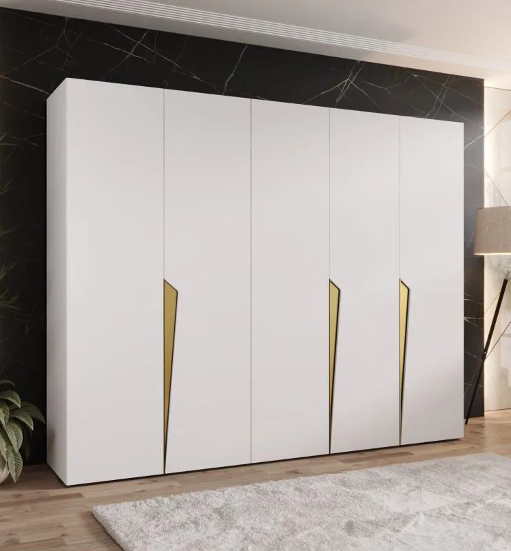 Armoire / Couleur : Blanc / 5 portes / 3 compartiments / Poignées : Or / 3 tringles à vêtements/ Fonction Soft-Close / Dimensions : 250 x 52 x 202 cm / Chants ABS