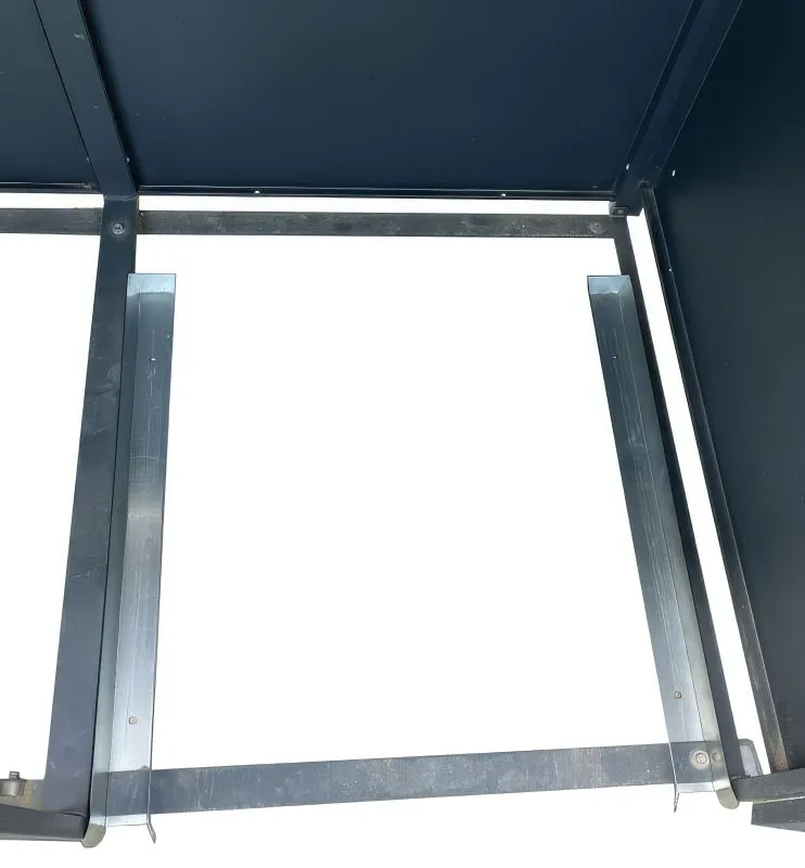 Rail de guidage pour abri à poubelles