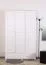 Armoire | 3 portes battantes | 2 tiroirs | 4 casiers | avec tringle à vêtements | 117 cm de large | Bois massif | Couleur: Blanc Abbildung