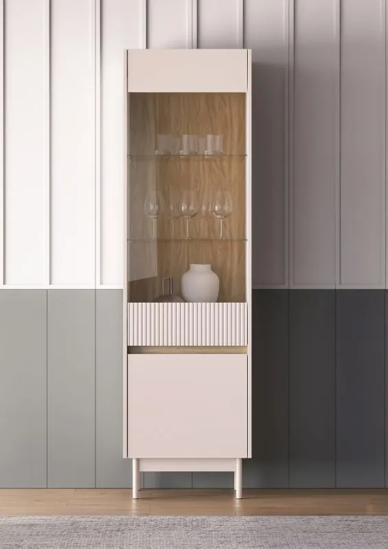 Vitrine Humboldt 02 / 2 portes / Couleur : Chêne Cremona / Cachemire / Pieds : Métal / Dimensions : 55 x 40 x 193 cm / Système de fermeture Soft-Close