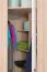 Armoire d’angle enfant Benjamin 20 | 1 porte battante | 5 étagères, 3 tringles | Hêtre/Blanc | 236 x 86 x 86 cm