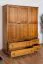 Armoire | 3 portes battantes | 4 tiroirs | 4 casiers | avec tringle à vêtements | 154 cm de large | Bois massif | Couleur: Chêne Rustique Abbildung
