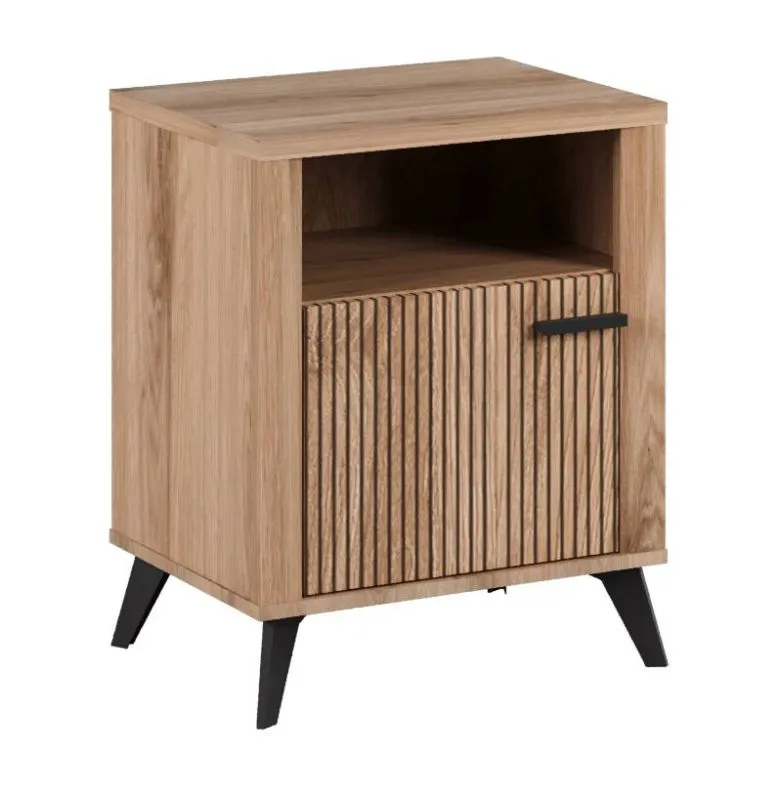 Table de nuit chêne rainurée | 66 x 54 x 40 cm | 1 porte, 2 niches, poignée longue élégante, pieds noirs