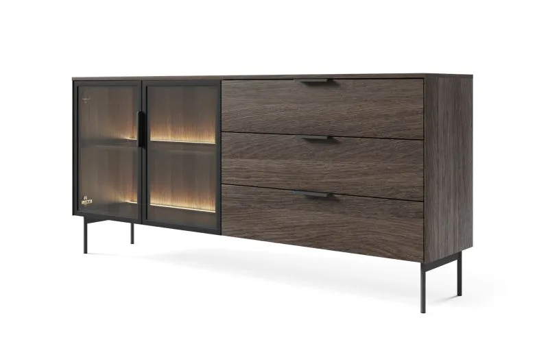 Commode à trois tiroirs Chaabane 03 / Couleur : Chêne Dunin / Noir / Deux portes en verre brun / Éclairage LED inclus / Dimensions : 82,6 x 181 x 39 cm / Chants en ABS