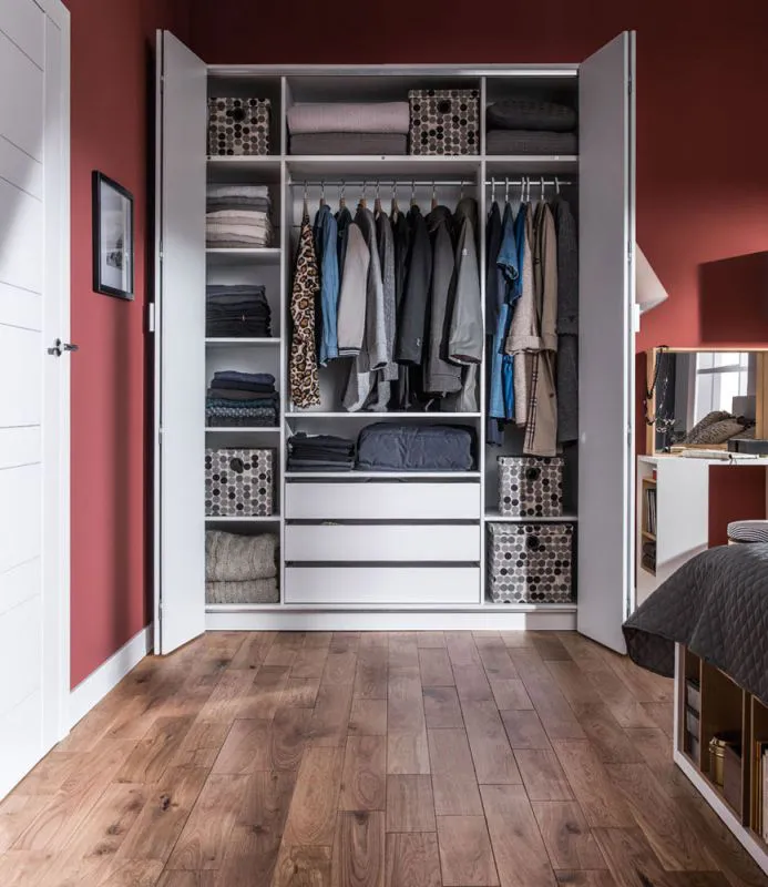 Armoire | 4 portes battantes | 3 tiroirs | 9 casiers | avec 3 tringles à vêtements | 180 cm de large | Couleur: Blanc Abbildung