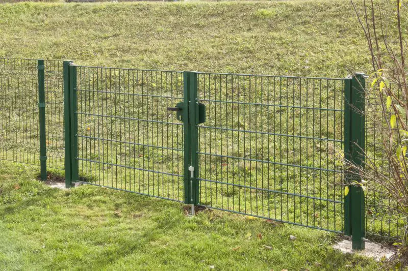 Portail à double battant en treillis métallique, largeur de passage: 264 cm, largeur totale avec poteaux: 276 cm