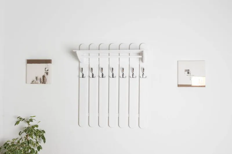 Porte-manteau mural en pin massif blanc Junco 346 | 7 crochets, 1 étagère | 100 x 80 x 33 cm