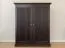 Armoire / Pin finlandais massif / Couleur : Tabacco / Poignées : Argent vieilli / Dimensions : 147 x 129 x 54 cm / Deux portes / Robuste / Veinage naturel